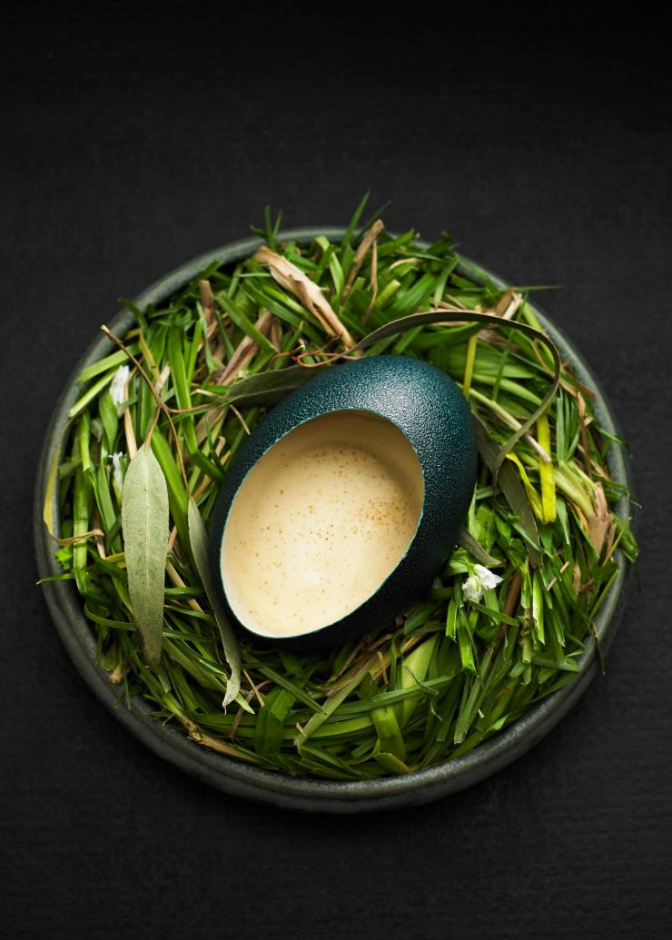 Telur emu dengan madu sarang lebah, Attica, Melbourne, VIC © Colin Page