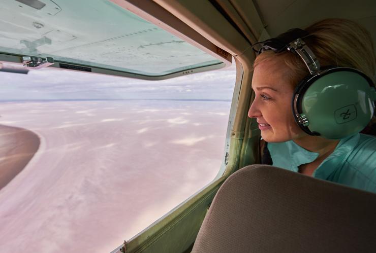 Penerbangan wisata di atas Lake Eyre, SA © Adam Bruzzone