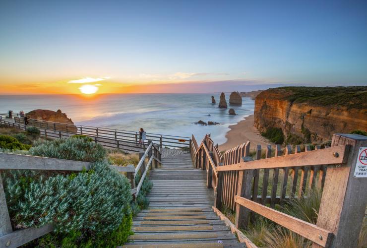 Matahari terbenam di Twelve Apostles, Great Ocean Road, VIC © Walking Perspective