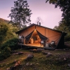 Pasangan di Nightfall Wilderness Camp di Lamington National Park © Tourism & Events Queensland