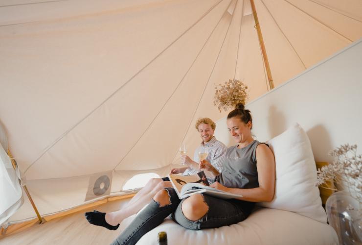 Pasangan di dalam tenda di Cubby and Co, Majura, ACT © Tourism Australia