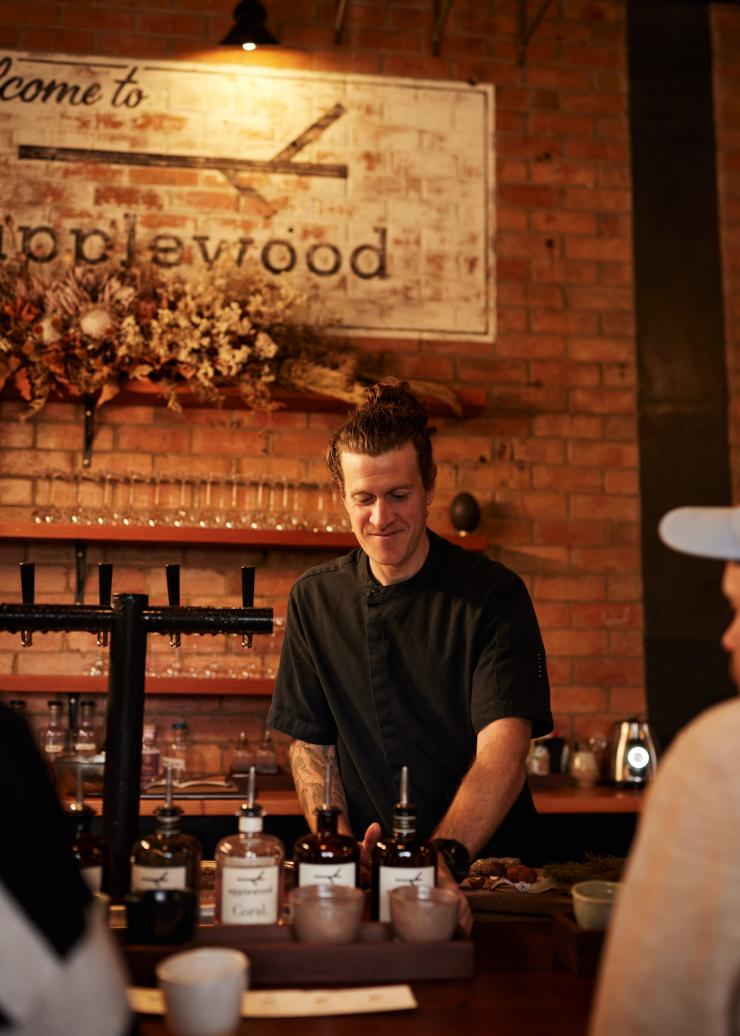 Bartender Applewood Distillery sedang menyajikan minuman, Adelaide, SA © South Australian Tourism Commission