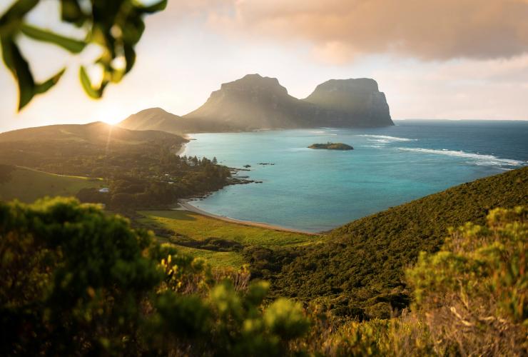 Matahari terbit di atas Mount Lidgbird dan Mount Gower, Lord Howe Island, New South Wales © Tom Archer