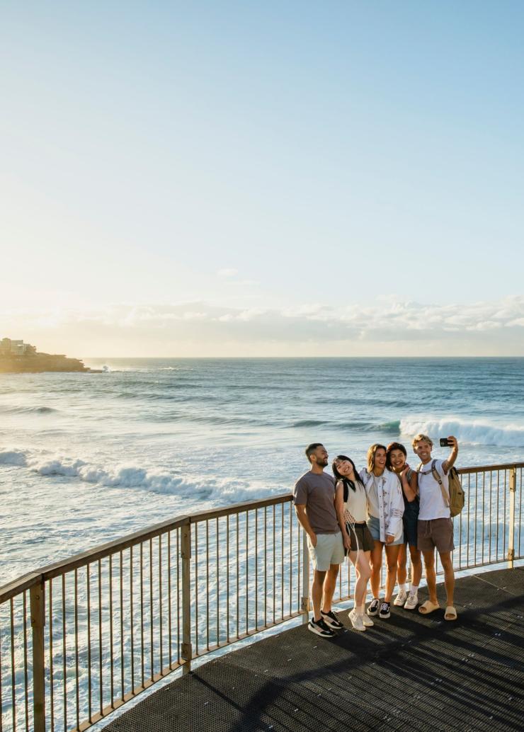 Berfoto bersama teman di Bondi Beach, Sydney, NSW © Destination NSW