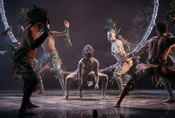 Gruppo di danzatori su un palco durante lo spettacolo Bennelong, Bangarra Dance Theatre, Sydney, New South Wales © Daniel Boud