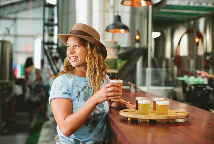 Donna che degusta una birra alla Stone and Wood Brewing Company, Byron Bay, New South Wales © James Horan, Destination NSW