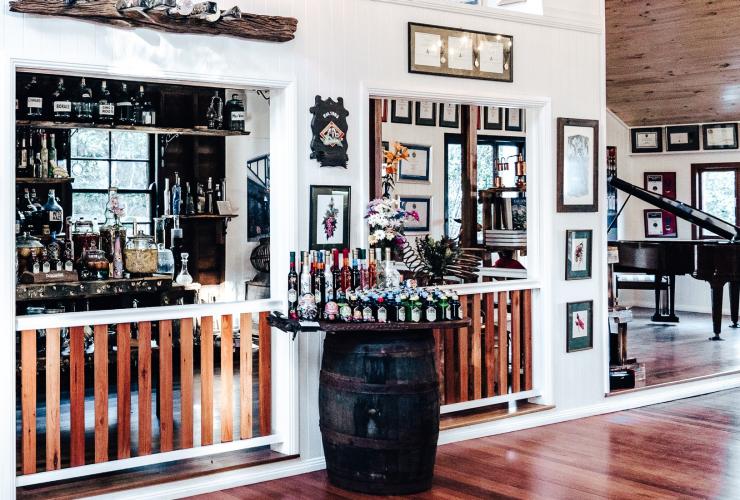 Vista interna degli arredi e delle bottiglie esposte alla Tamborine Mountain Distillery, Tamborine Mountain, Queensland © Tamborine Mountain Distillery