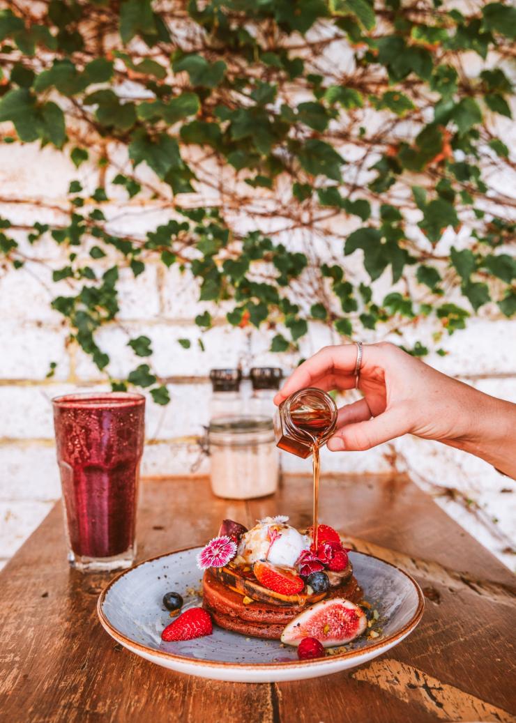 Commune Cafe, Burleigh Heads, Queensland © Tourism and Events Queensland