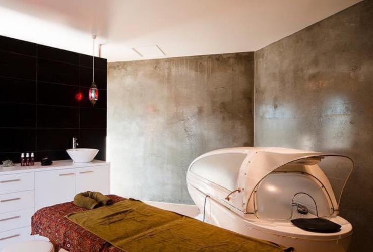 Sala massaggi con un lettino e apparecchiature all'Harmony Hill Health Retreat, Hobart, Tasmania © Harmony Hill Health Retreat