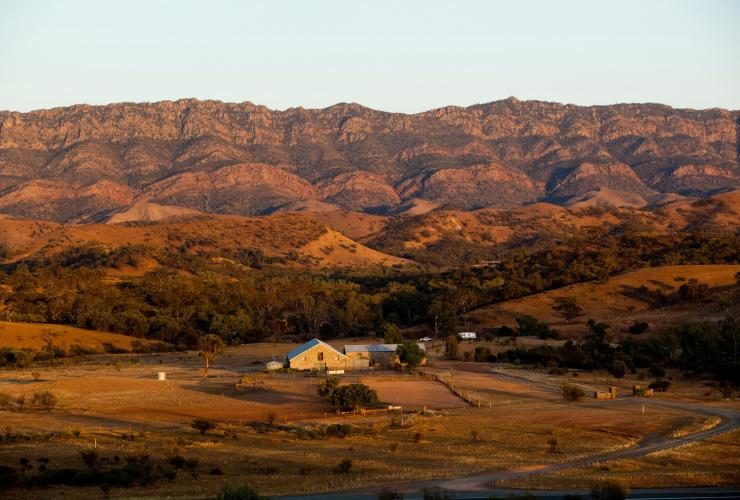 Vista aerea della tenuta dell'Arkaba Conservancy e delle circostanti montagne delle Flinders Ranges, South Australia © Wild Bush Luxury