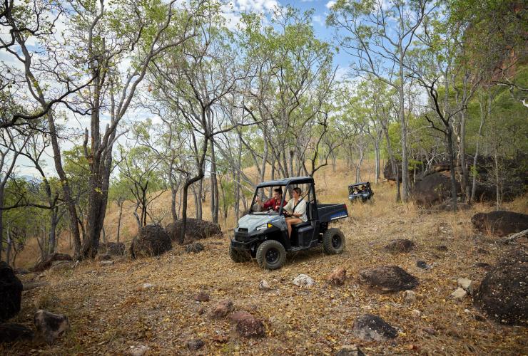 Due coppie che guidano due buggy fuoristrada tra gli alberi al Mt Mulligan Lodge, Mt Mulligan, Queensland © Tourism and Events Queensland