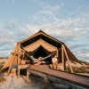 Coppia che cammina nell'area lounge splendidamente arredata del Southern Ocean Lodge, Kangaroo Island, South Australia © South Australian Tourism Commission