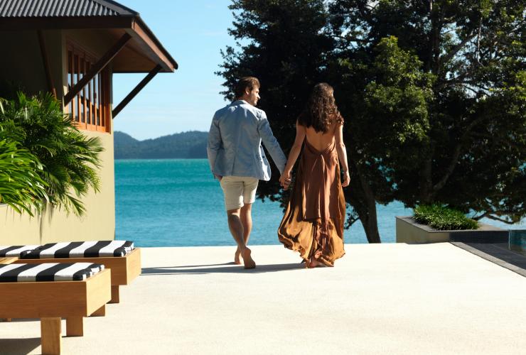 Coppia che passeggia al qualia, Hamilton Island, Queensland © Jason Loucas