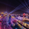 Vista aerea della città portuale illuminata da un arcobaleno di luci durante Vivid Sydney, Sydney, New South Wales © Destination NSW