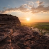 Uomo in piedi su una roccia a Ubirr, Kakadu National Park © Tourism NT/Daniel Tran