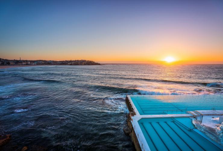 Sole che sorge su Bondi Icebergs, Bondi Beach, New South Wales © Destination NSW