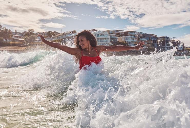Donna che nuota a Bondi Beach, Sydney, New South Wales © Destination NSW