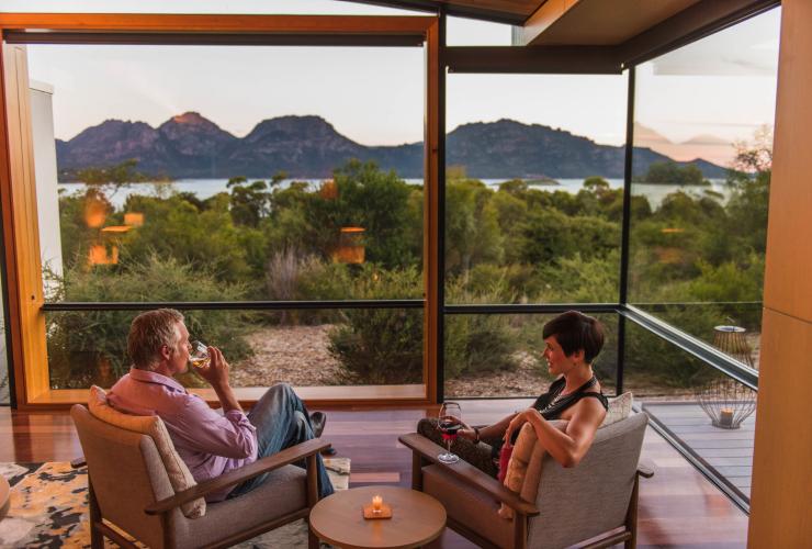 Coppia che guarda il tramonto al Saffire Freycinet, Freycinet, Tasmania © Per gentile concessione di Saffire Freycinet