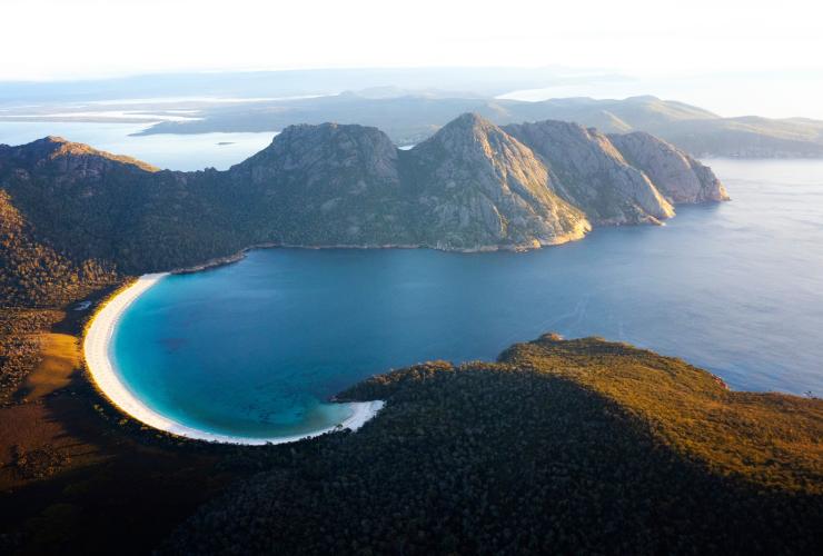 Veduta aerea su Wineglass Bay, Freycinet National Park, Tasmania © Lauren Bath Services