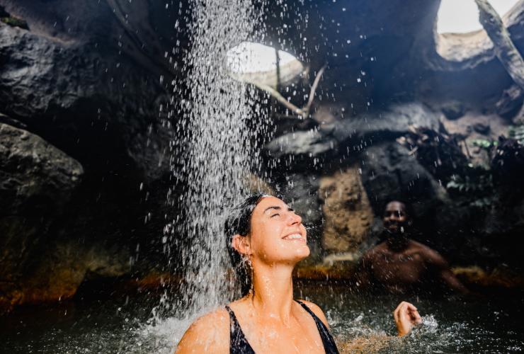 Donna che visita le Deep Blue Hot Springs, Warrnambool, Victoria © Visit Victoria