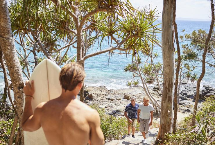 Surfista al Boiling Pot Lookout, Noosa, Queensland © Tourism and Events Queensland
