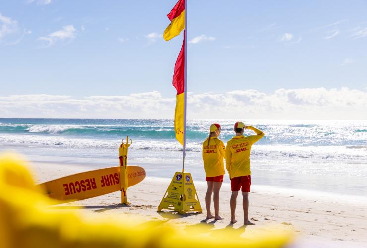 クイーンズランド州、ゴールド・コースト、カランビン・ビーチ・バイキングス・サーフ・ライフ・セービング・クラブ © Tourism Australia