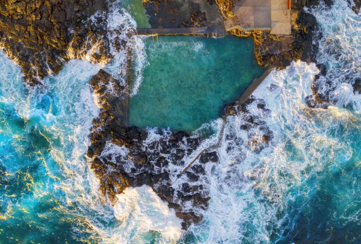 ニュー・サウス・ウェールズ州、カイアマ、ブローホール・ポイント・ロック・プール © Destination NSW