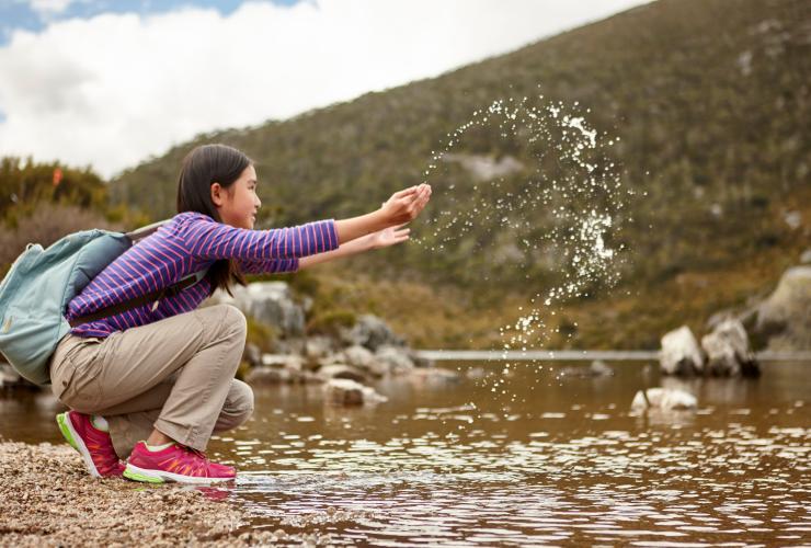タスマニア州、クレイドル・マウンテン、ダブ湖 © Tourism Tasmania