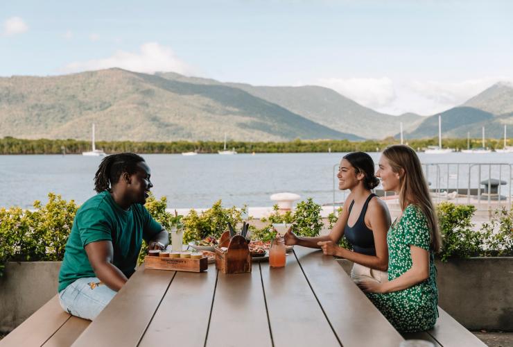 クイーンズランド州、ケアンズ、ヘミングウェイズ・ブルワリー・ケアンズ・ワーフ © Tourism and Events Queensland