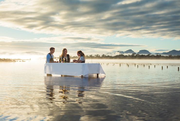 タスマニア州、フレシネ半島、サファイア・フレシネ・マリン・オイスター・ファーム・エクスペリエンス © Tourism Tasmania