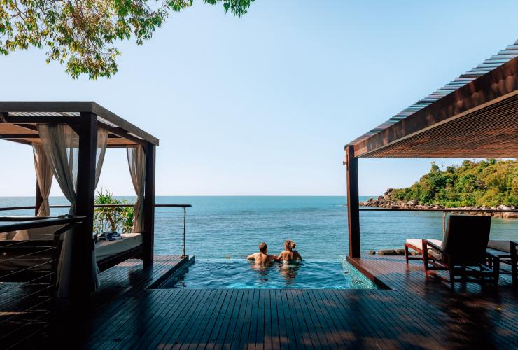 クイーンズランド州、ベダラ島、海を見晴らすインフィニティ・プールで泳ぐ2人 © Tourism and Events Queensland