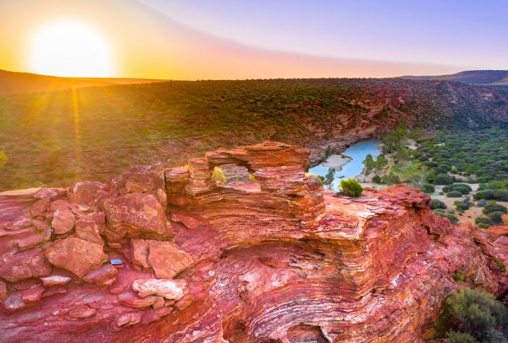 西オーストラリア州、夕暮れ時のカルバリ国立公園の赤い岩とブッシュランドの上空からの眺め © Tourism Western Australia