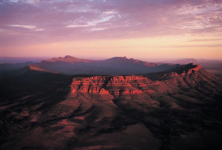 南澳州費蓮達山脈國家公園（Flinders Ranges National Park）的威爾潘納地質盆地©南澳州旅遊局/Adam Bruzzone