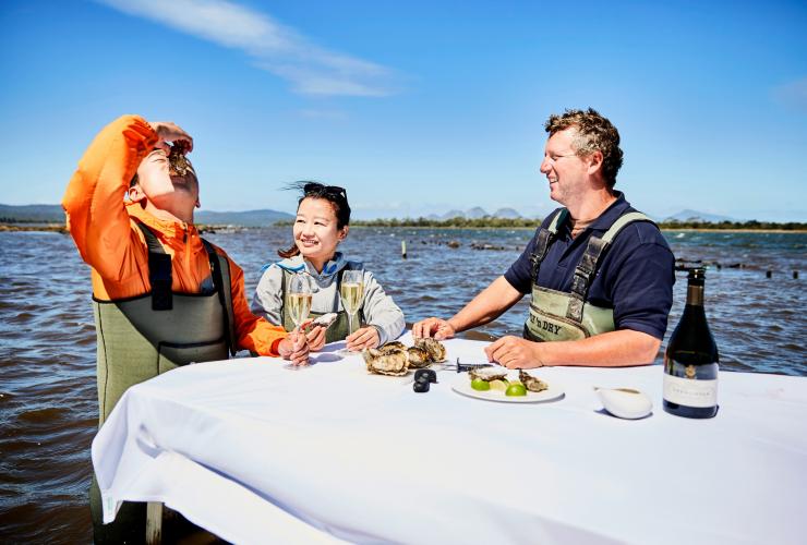 一對情侶在塔斯曼尼亞菲欣納國家公園享受Saffire Freycinet海洋生蠔養殖場體驗©塔斯曼尼亞旅遊局