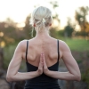 維多利亞州戴爾斯福德Samadhi Retreat度假村內女子躺在床上休息放鬆，旁邊是她的行李©Samadhi Retreat